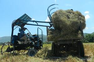 Lão nông làm máy cào rơm, xóm làng vừa khỏe vừa sạch