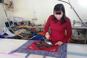 Những phụ nữ lặng lẽ làm lan tỏa hương sắc thổ cẩm Sa Pa 
