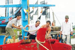 Bão bất thường tấn công miền Trung: Nghệ An, Hà Tĩnh cấm biển