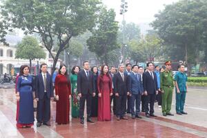 Lãnh đạo TP Hà Nội dâng hoa kỷ niệm Cách mạng Tháng Mười Nga