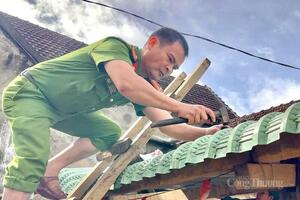 Cùng dân dựng lại mái nhà