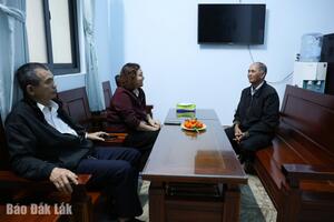 Người có uy tín khơi sức dân trong vùng đồng bào có đạo