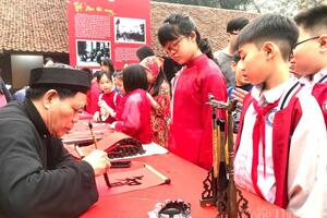 Hà Nội: Người dân, du khách rộn ràng khám phá Tết xưa