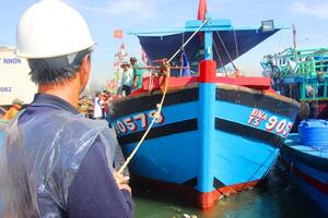 Bình Định: Bỏ trăm triệu cho tàu cá "ăn, uống" để vươn khơi
