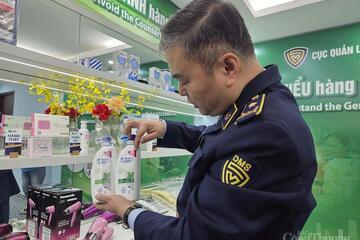 Cán bộ Quản lý thị trường hướng dẫn người dân cách nhận biết hàng giả