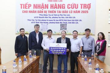 Công ty Thủy điện Buôn Kuốp trao 500 triệu đồng ủng hộ người dân vùng lũ