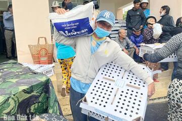 Chung tay giúp người dân vùng lũ tái sản xuất