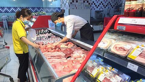 Giá lợn hơi giảm sâu kỷ lục, Việt Nam vẫn ồ ạt nhập thịt ngoại