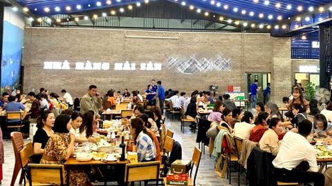 Du lịch mới bắt đầu vào mùa, thương lái đã phải 'săn' hải sản tận bến