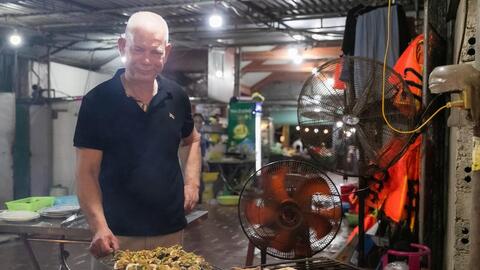 Du khách nước ngoài trải nghiệm ẩm thực nướng ở Cửa Lò