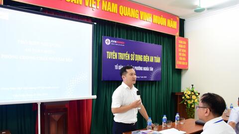 EVNHANOI trao “Sổ tay phòng cháy chữa cháy” tới người dân