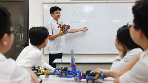 Học sinh Hà Nội chế tạo robot thông minh dạy học lập trình