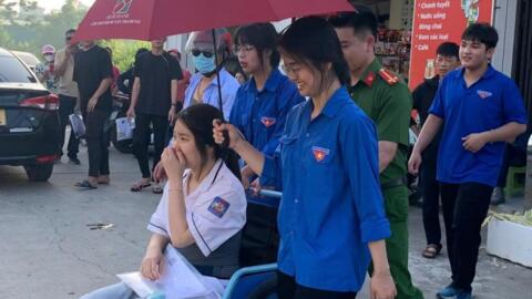 Nụ cười tình nguyện tỏa năng lượng tích cực mùa thi