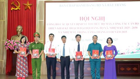 Xã Bát Tràng công bố các quyết định về tổ chức bộ máy, công tác cán bộ