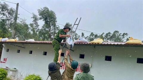 Công an tỉnh Bắc Ninh giúp dân ứng phó, phòng chống bão số 3