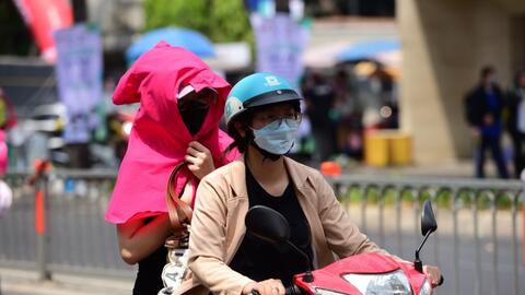 Nắng nóng bao trùm Bắc Bộ và Trung Bộ