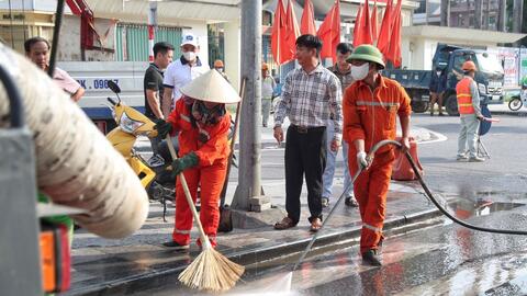 “Khoác áo mới” từng ngõ, phố, mừng ngày hội lớn của đất nước