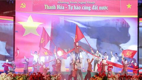 Hàng vạn người chen chân xem pháo hoa tại Quảng trường Lam Sơn