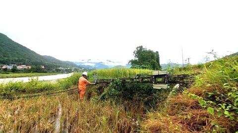 Thủ tướng giao Bộ Công Thương khẩn trương khắc phục điện lưới sau bão số 10