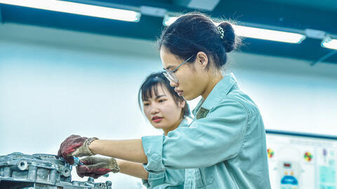 Những bông hồng tay cầm cờ lê, dầu mỡ... 'bắt bệnh' động cơ hiện đại