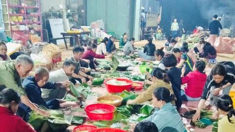 Người dân Gia Lai trắng đêm gói bánh, rim cá tiếp sức miền Trung