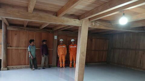 Quảng Ngãi: Trèo đèo, vượt suối cấp điện cho 35 hộ dân vùng sâu