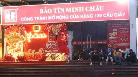 Hà Nội: Người dân đội mưa đổ về các 'phố vàng'  từ rạng sáng