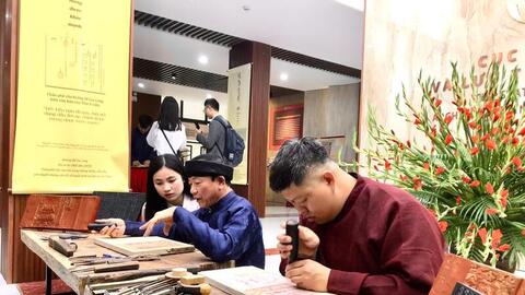 Trải nghiệm di sản tư liệu qua 'Thưởng lãm Châu phê - Lưu dấu Mộc bản'