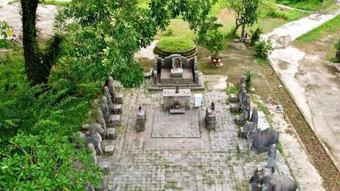 Bên trong lăng mộ đá cổ gần 300 năm phủ đầy rêu phong ở xứ Thanh