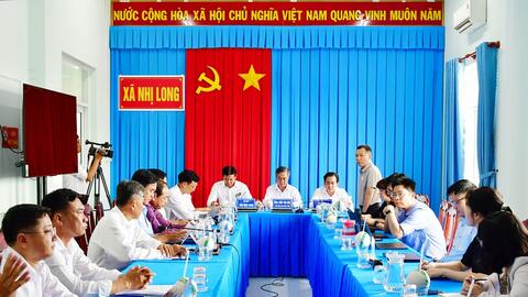 Phó Chủ tịch UBND tỉnh Châu Văn Hòa nghe báo cáo thực hiện số hóa vùng nguyên liệu dừa hữu cơ của tỉnh