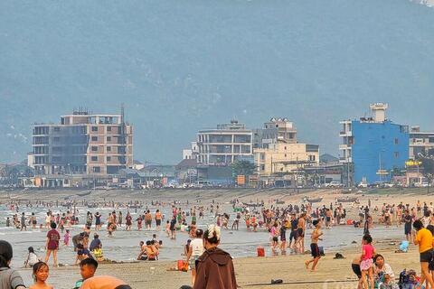 Hà Tĩnh: Nắng nóng gay gắt, người dân đổ về bãi biển giải nhiệt