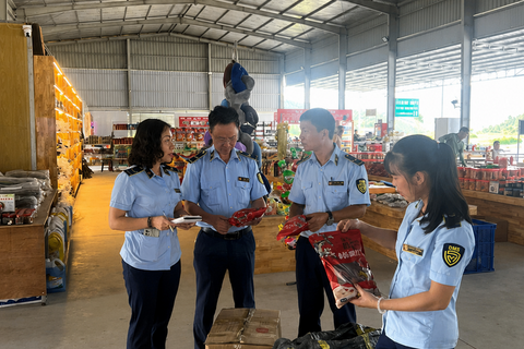 Lào Cai: Giữ ổn định thị trường, quyết liệt đấu tranh với hàng giả