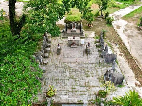 Bên trong lăng mộ đá cổ gần 300 năm phủ đầy rêu phong ở xứ Thanh