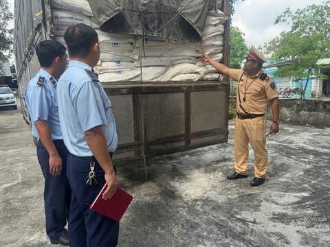 Đà Nẵng: Phát hiện 6 tấn đường tinh luyện Thái Lan nhập lậu