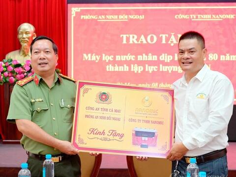 Nanomic trao 22 máy lọc nước cho lực lượng công an và người có công tại Cà Mau