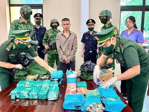 Hà Tĩnh: Bắt 2 đối tượng vận chuyển 27 kg ma túy qua biên giới