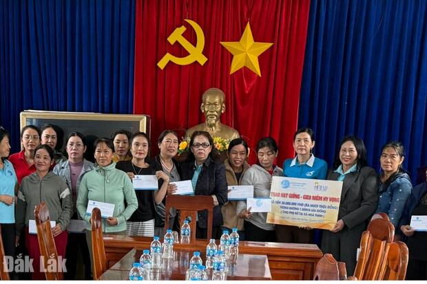 Hỗ trợ phụ nữ khôi phục sinh kế sau mưa lũ