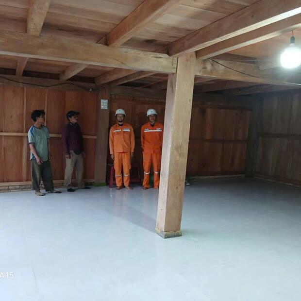 Quảng Ngãi: Trèo đèo, vượt suối cấp điện cho 35 hộ dân vùng sâu