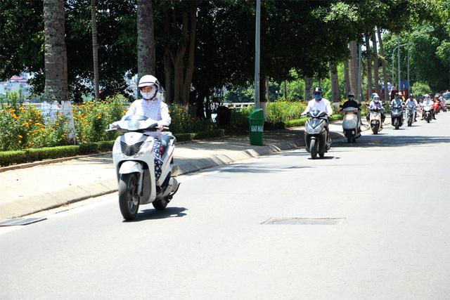 Hôm nay (22/5), nắng nóng bao trùm Tây Bắc Bộ và dọc các tỉnh miền Trung.