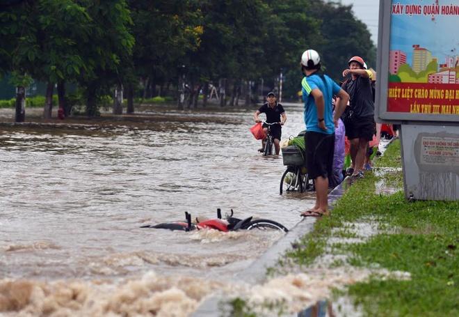 du bao thoi tiet hom nay (18.7): sau bao so 2, ha noi ngap, ung cao hinh anh 1
