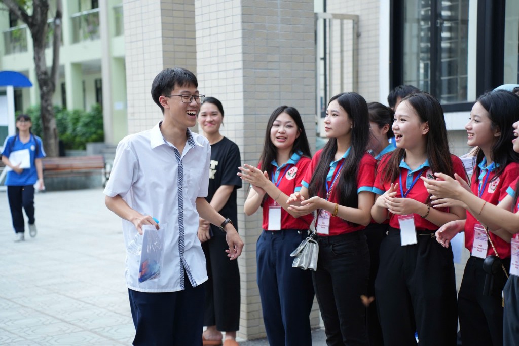 Thí sinh rạng rỡ rời khỏi phòng thi chiều 7/6. Ảnh: Phạm Mạnh Thí sinh rạng rỡ rời khỏi phòng thi chiều 7/6. Ảnh: Phạm Mạnh