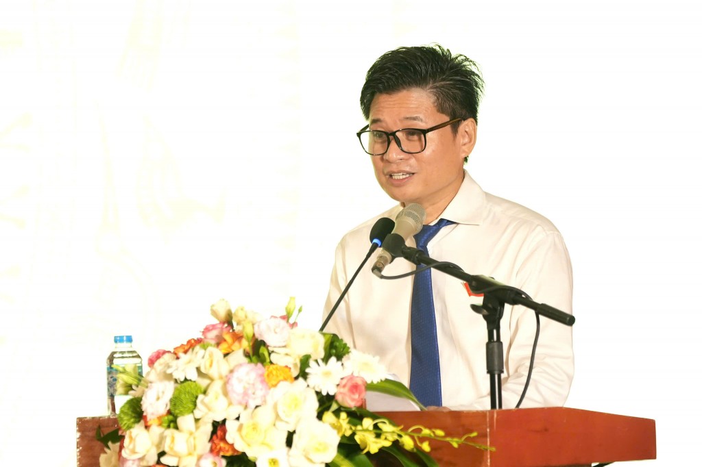 NSND Huỳnh Tấn Minh - Giám đốc Nhà hát Ca múa nhạc Thăng Long trình bày tham luận về phát triển công nghiệp văn hóa trên địa bàn thành phố Hà Nội