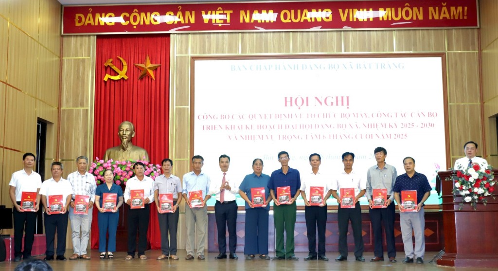 Xã Bát Tràng công bố các quyết định về tổ chức bộ máy, công tác cán bộ Xã Bát Tràng công bố các quyết định về tổ chức bộ máy, công tác cán bộ