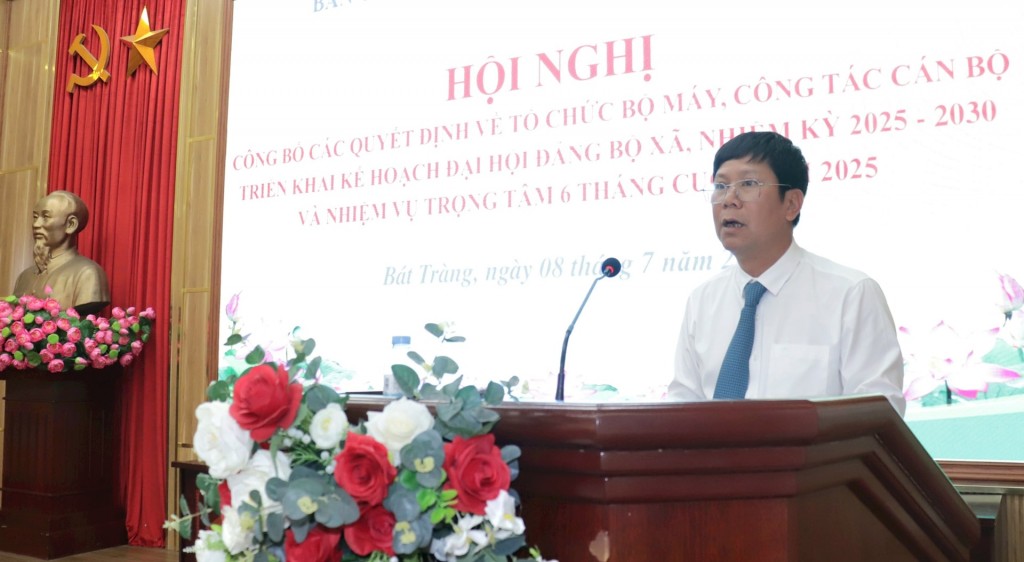 Xã Bát Tràng công bố các quyết định về tổ chức bộ máy, công tác cán bộ Xã Bát Tràng công bố các quyết định về tổ chức bộ máy, công tác cán bộ