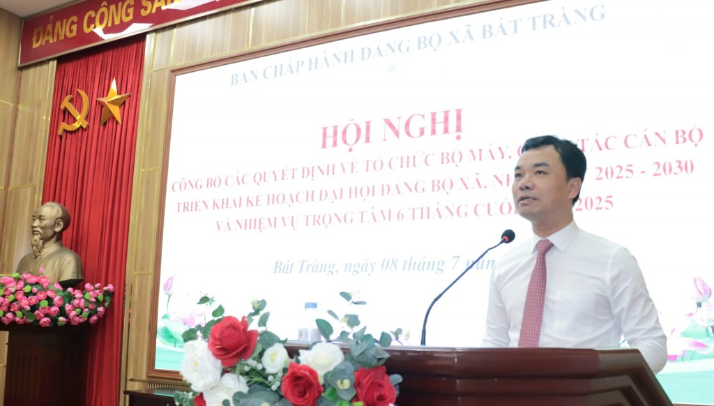 Xã Bát Tràng công bố các quyết định về tổ chức bộ máy, công tác cán bộ Xã Bát Tràng công bố các quyết định về tổ chức bộ máy, công tác cán bộ