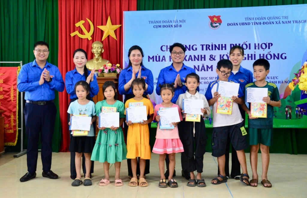 Trao tặng 20 phần quà với tổng giá trị hơn 12 triệu đồng cho các em nhỏ có hoàn cảnh khó khăn