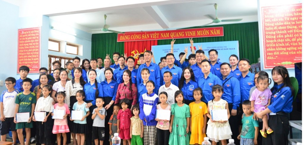 Đoàn viên, thanh niên Thủ đô cùng các em học sinh, thiếu nhi Quảng Trị