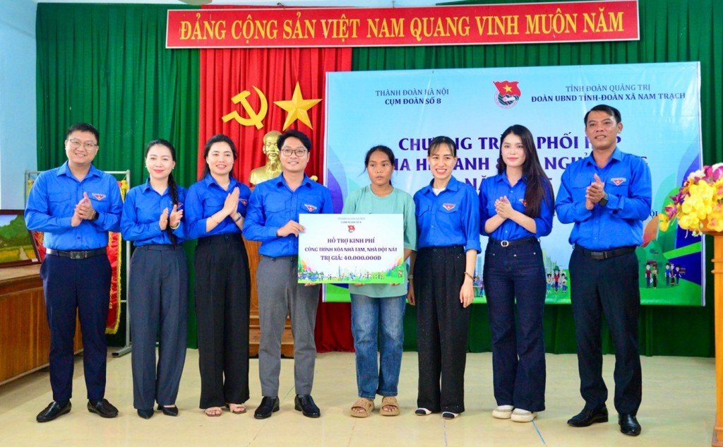 Trao tặng 40 triệu đồng vào công trình xóa nhà tạm, nhà dột nát cho gia đình chị Hồ Thị Thanh, trú tại bản Khe Ngát, xã Hưng Trạch