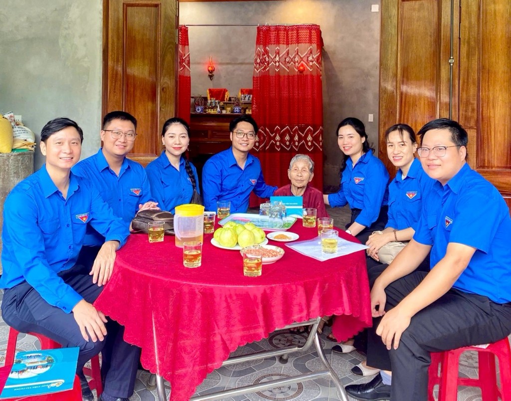 Mẹ Việt Nam Anh hùng Đỗ Thị Điểm năm nay đã 105 tuổi, đi lại ăn uống khỏe mạnh dù hơi bị lãng tai. Mẹ có hai người con là liệt sĩ.