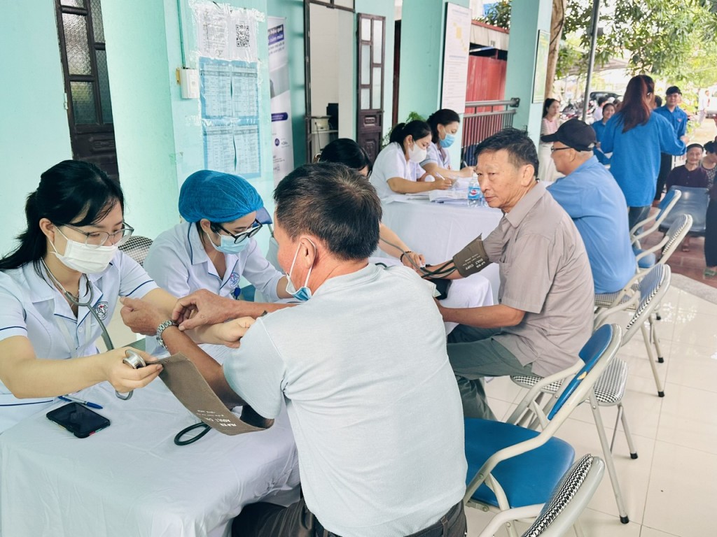 Hơn 600 người có công, thân nhân liệt sĩ được khám bệnh thiện nguyện